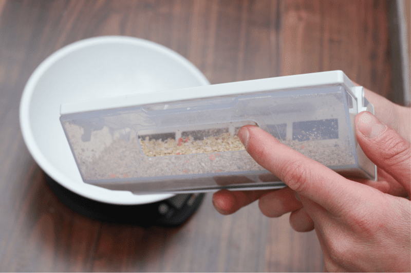 Staubrückhalteklappe des mobilen Staubbehälters vom Ecovacs Deebot T9 in der Nahaufnahme